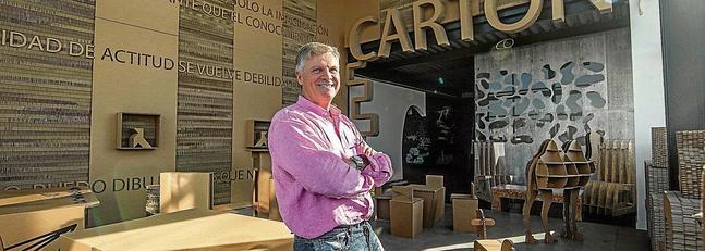 Santiago Carrera, cap de producció de Serisán, envoltat de totes les seves creacions realitzades en cartró. / Daniel Pedriza