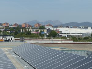 En la imagen se aprecia las distintas inclinaciones de las placas solares para, así, aprovechar mejor la luz solar en cualquier época del año