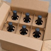 Botellas de vino con separador de cartón alrededor del cuello